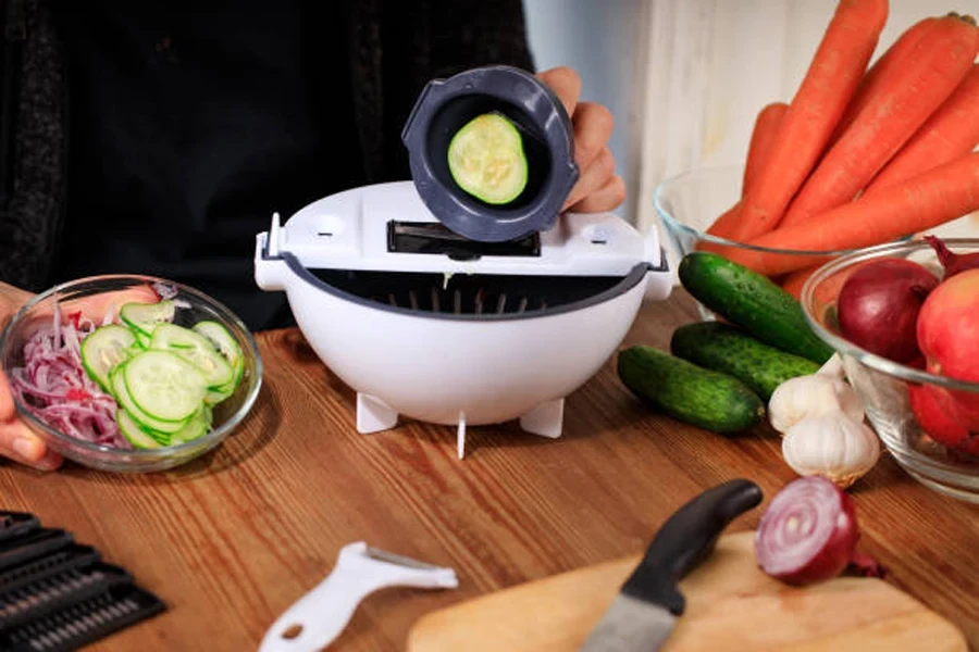 Mempersiapkan Salad Sayuran Segar dengan Slicer