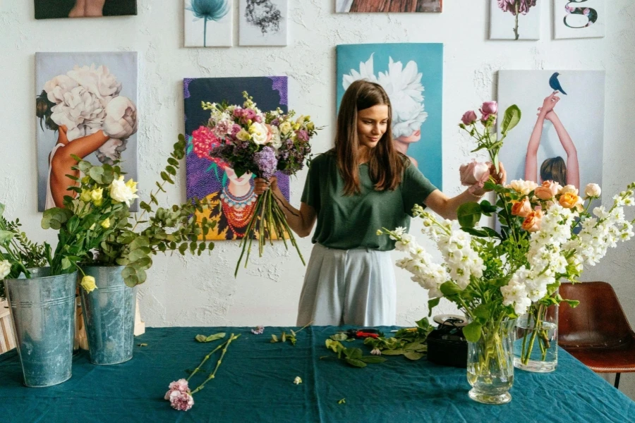 Bella donna che tiene un mazzo di fiori