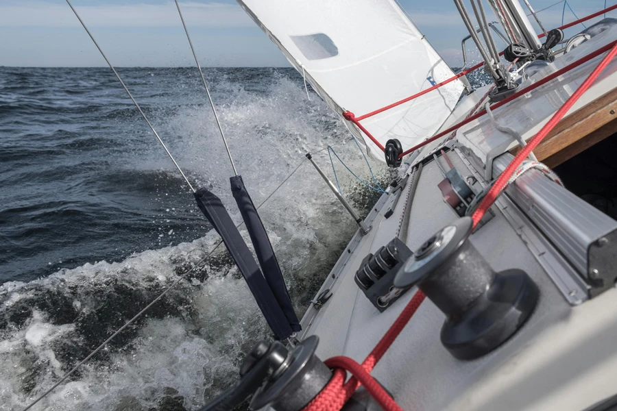 Un voilier secoué par les vagues