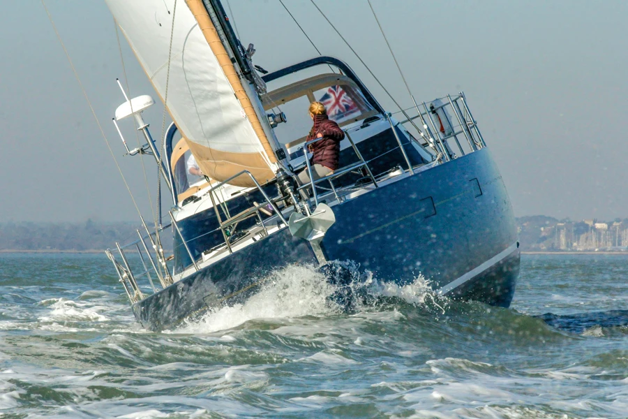 Naviguer en haute mer sur un yacht de luxe