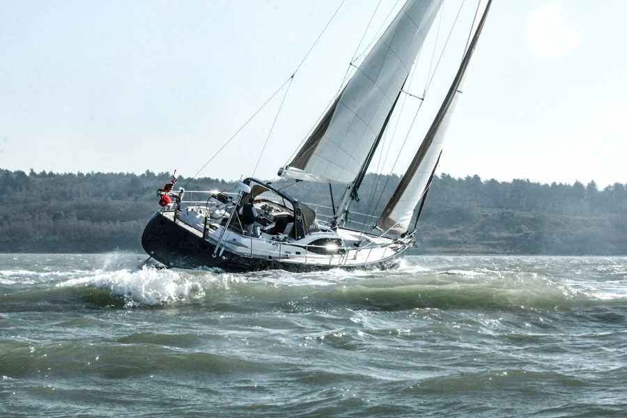 Naviguer en haute mer sur un yacht de luxe