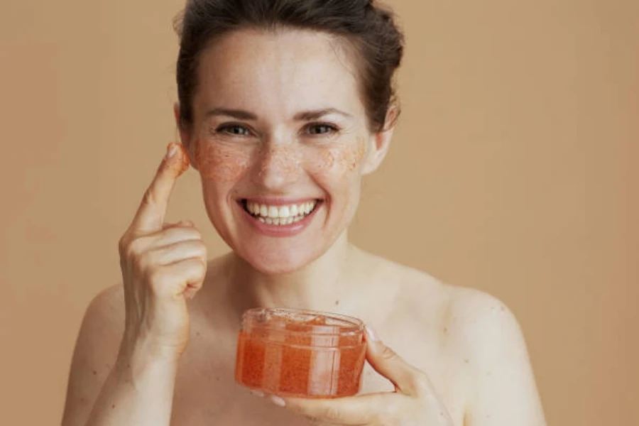 Mujer moderna sonriente con exfoliación facial