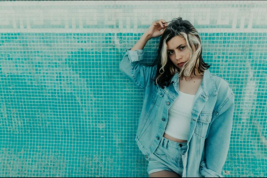 Mujer joven de moda con cabello castaño y rubio.