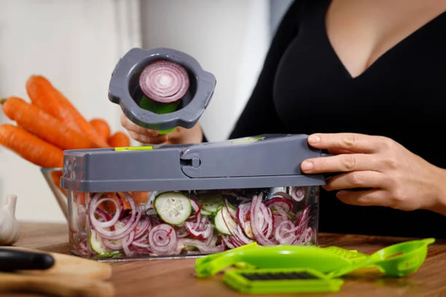 Wanita Membuat Salad di Dapur