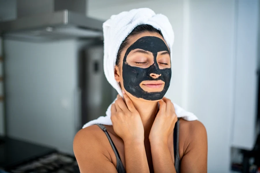 Wanita sedang menikmati hari spa dengan masker arang