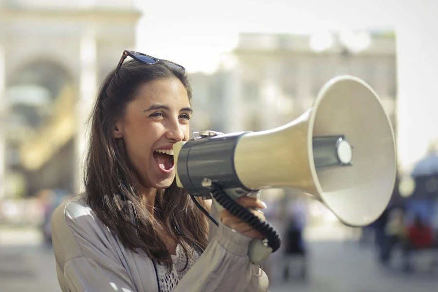 Wanita berteriak ke mikrofon