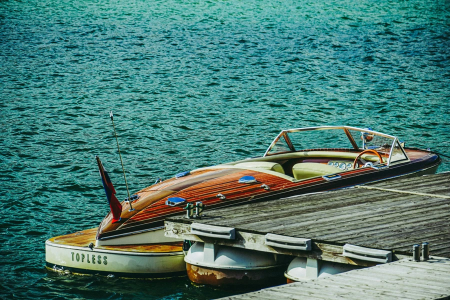 un bateau est amarré à un quai sur l'eau