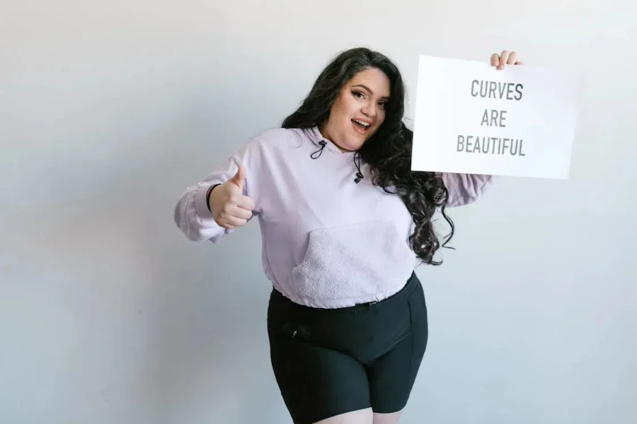 Seorang wanita plus-size percaya diri dengan celana pendek