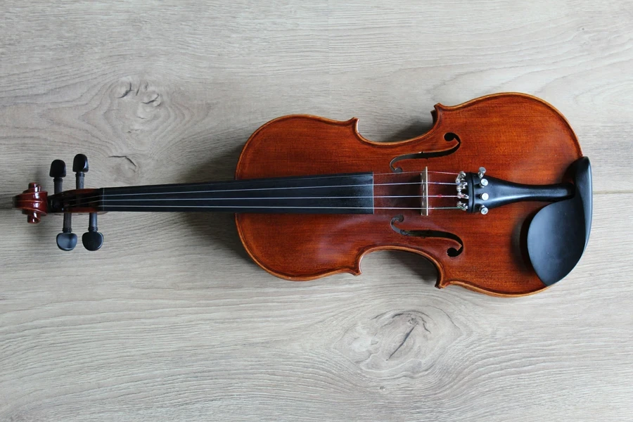 um violino simples com fundo de madeira