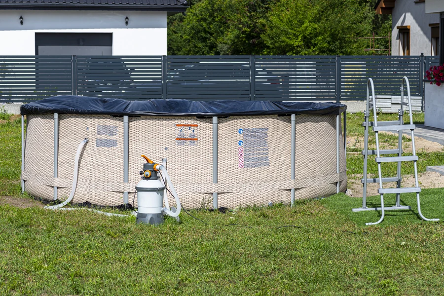 una piscina con serbatoio di plastica e accessori