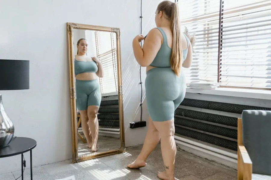 Una donna curvy che indossa collant grigi a vita alta