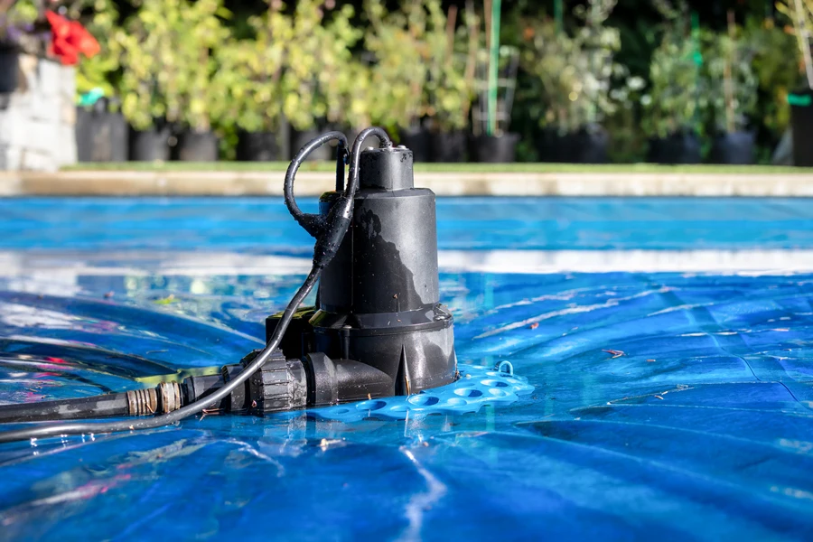 una pompa per piscina che pulisce l'acqua