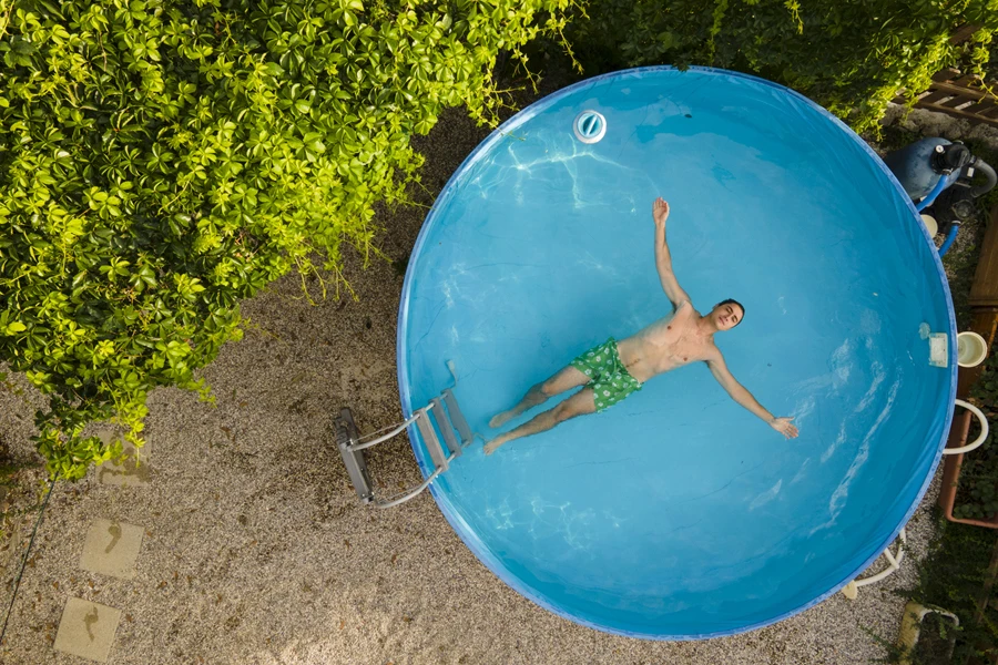 un giovane che si diverte in una piscina con vasca di stoccaggio