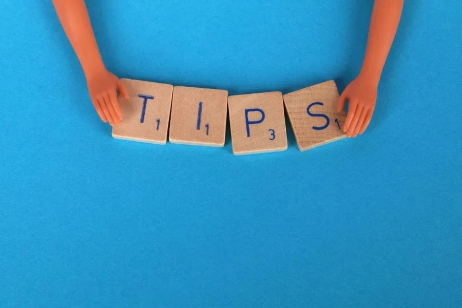 Foto close up ubin scrabble dengan tips tertulis