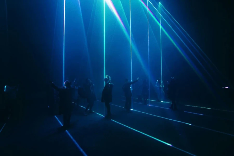 des gens qui jouent sur scène avec des lumières bleues