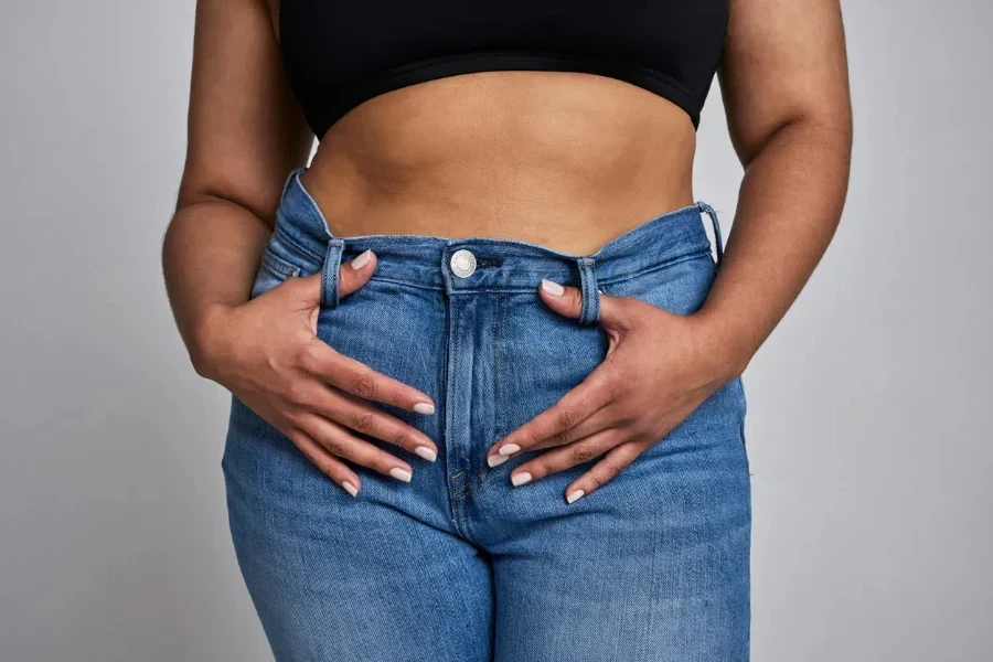 Mujer de talla grande con jeans de cintura alta