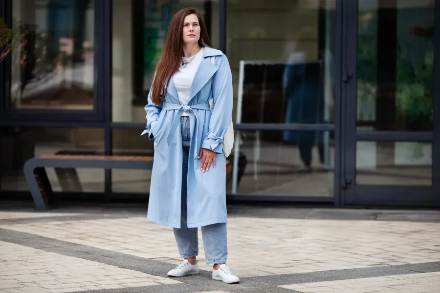 Mujer de talla grande con abrigo y jeans boyfriend