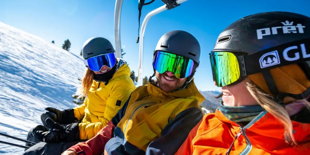 drie personen met een sneeuwbril