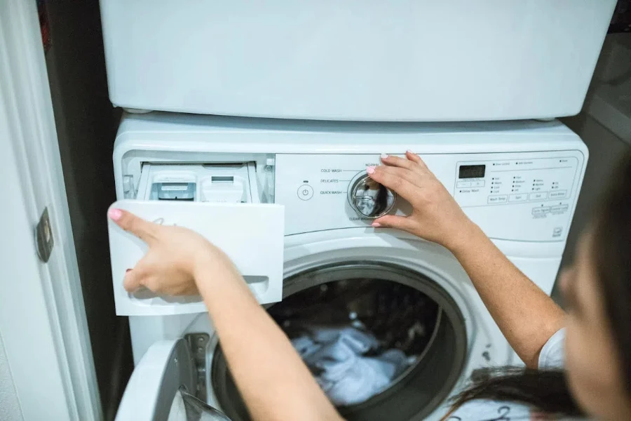 Os produtos de limpeza para máquina de lavar podem ser adicionados na gaveta de detergente