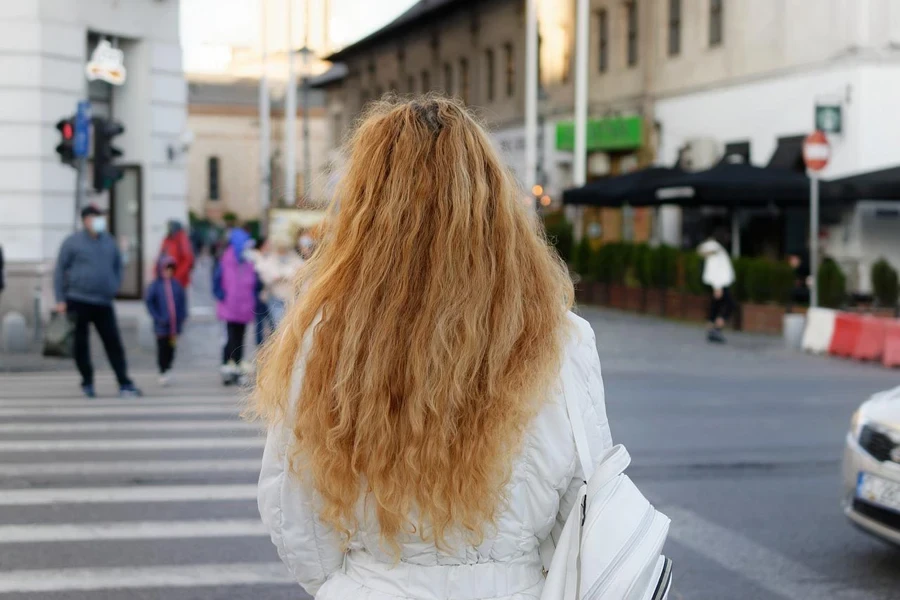 wanita, pirang, rambut keriting