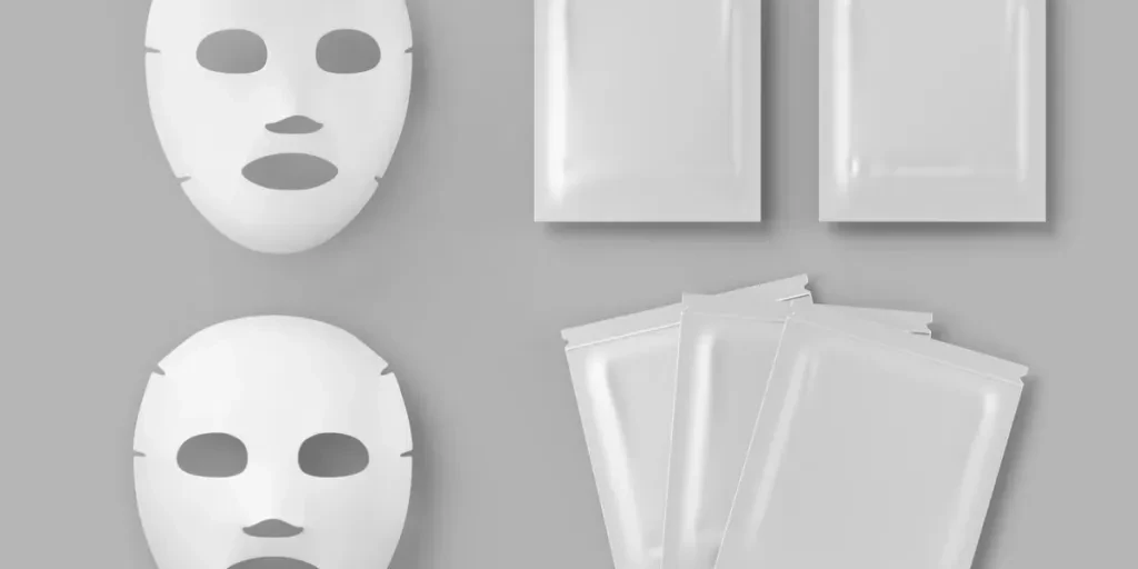 Foglio di maschera facciale 3D e mockup di confezione bianca vuota