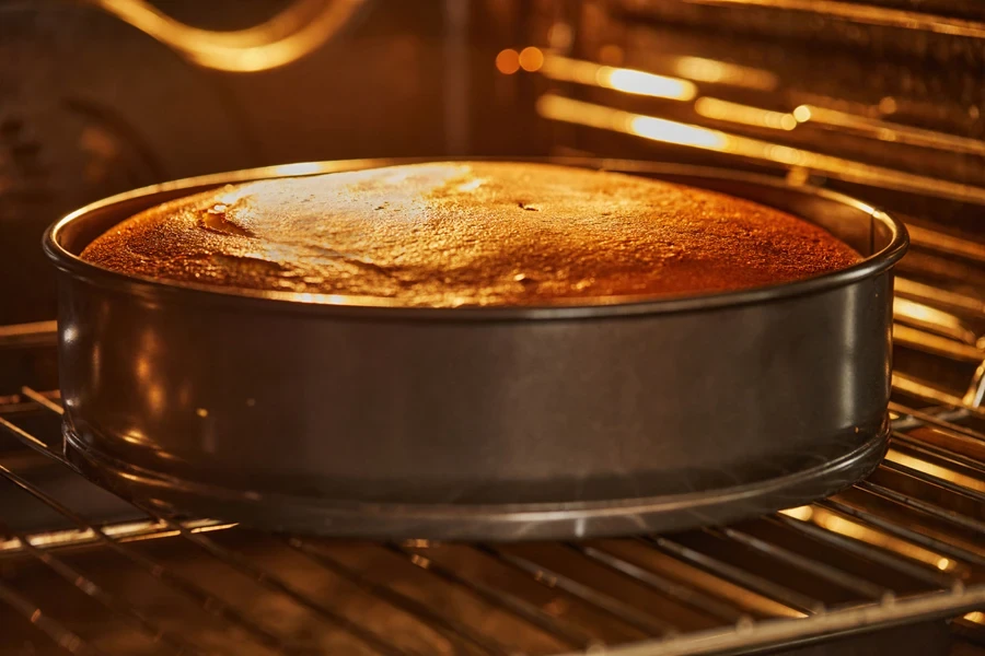 Una tarta de queso horneada en un horno convencional