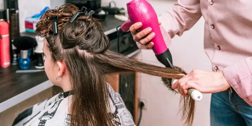 Une fille se fait couper les cheveux