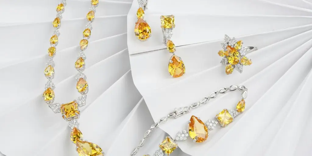 Set barang kemas mewah yang menampilkan kepingan citrine dan berlian, dipamerkan dengan elegan dengan estetika yang terang dan berkilauan