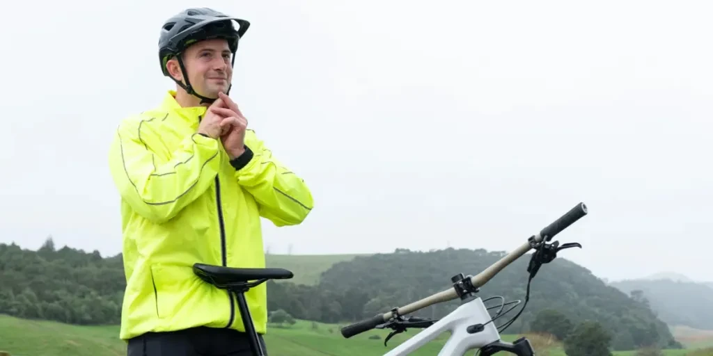 Un cycliste masculin en train de mettre son casque de vélo