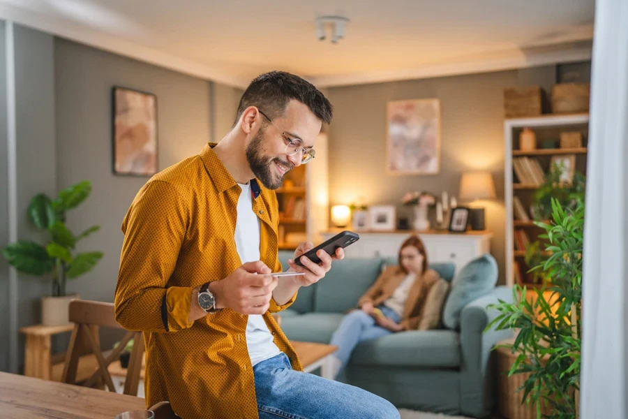 Um homem fazendo compras on-line com seu telefone