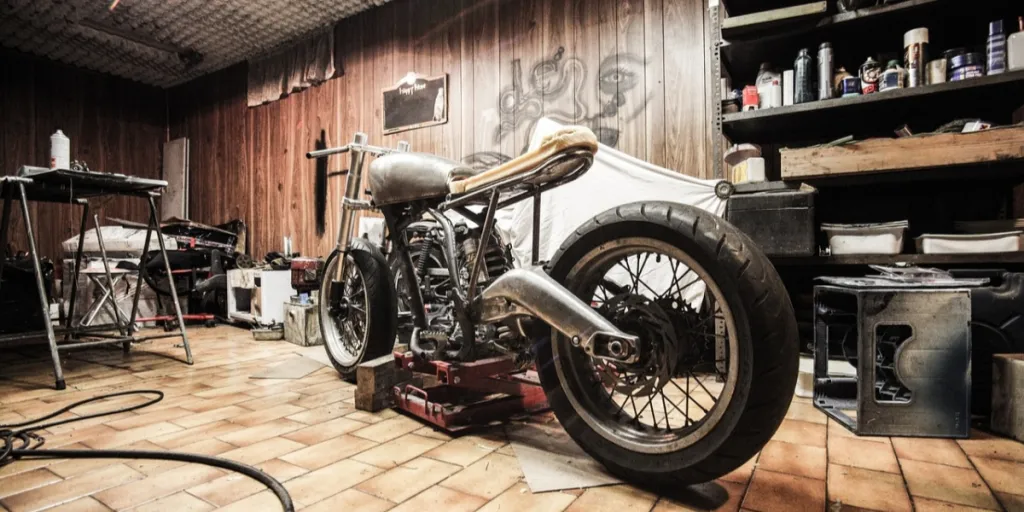 Une moto stationnée dans un garage