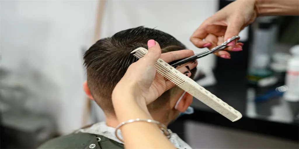 Seorang remaja di salon kecantikan sedang potong rambut