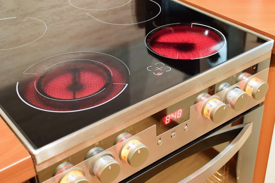 Une cuisinière électrique en céramique dans une cuisine moderne