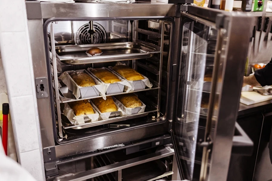 Un four industriel à convection avec des produits cuits au four