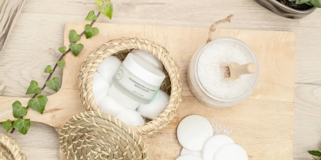 Antiaging moisturiser with cotton pads and bath salts