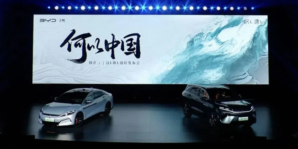 Carros BYD Han L e Tang L exibidos em um evento.