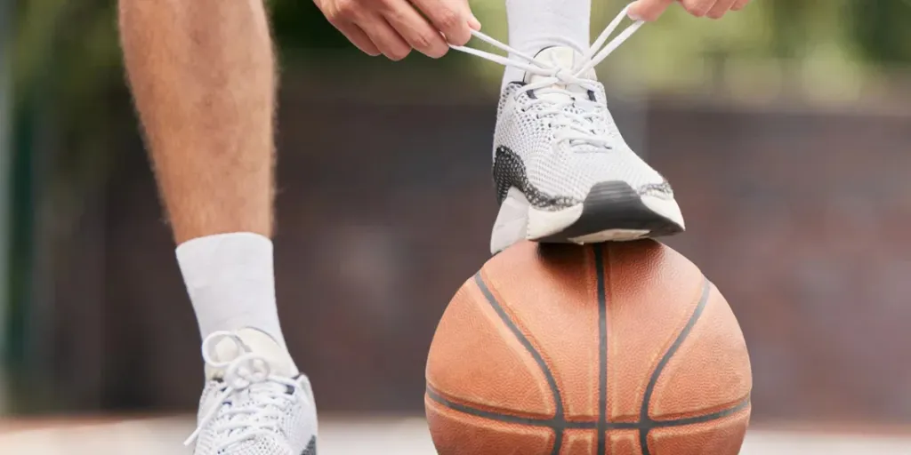 Basketball, Sportler mit Schnürsenkel, Schuhe und Sport auf dem Basketballplatz im Freien