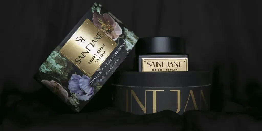 Magnifique emballage floral sur fond noir avec accent doré pour un produit de crème pour les yeux