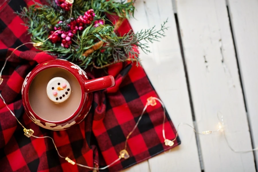 Les créations de Noël ajoutent une touche créative à toutes les barres de chocolat chaud