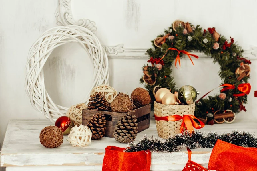 Christmas wreaths and garlands are two must-have traditional craft decors