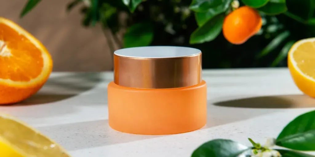 Primer plano de frasco cerrado de crema facial hidratante con aceite esencial de cítricos naturales y árbol de mandarina y naranja.