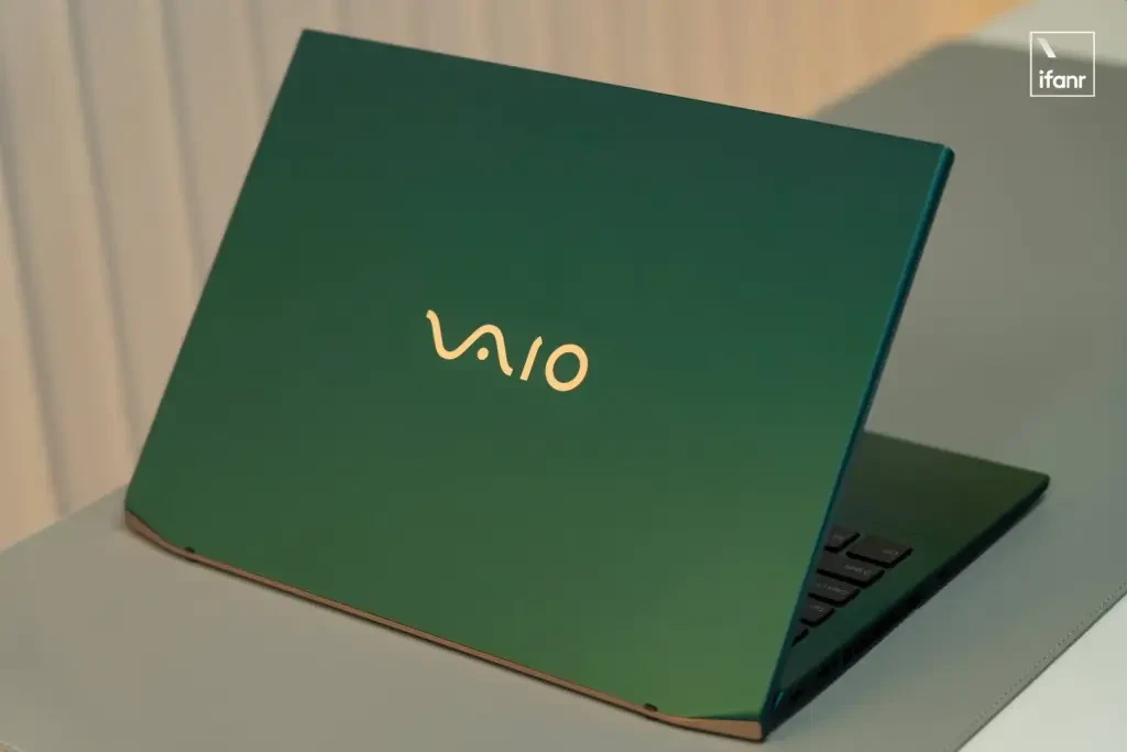 VAIO SX14-R klavyenin yakın çekimi