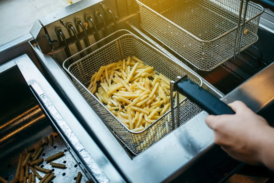 Penggorengan dalam untuk kentang di dapur