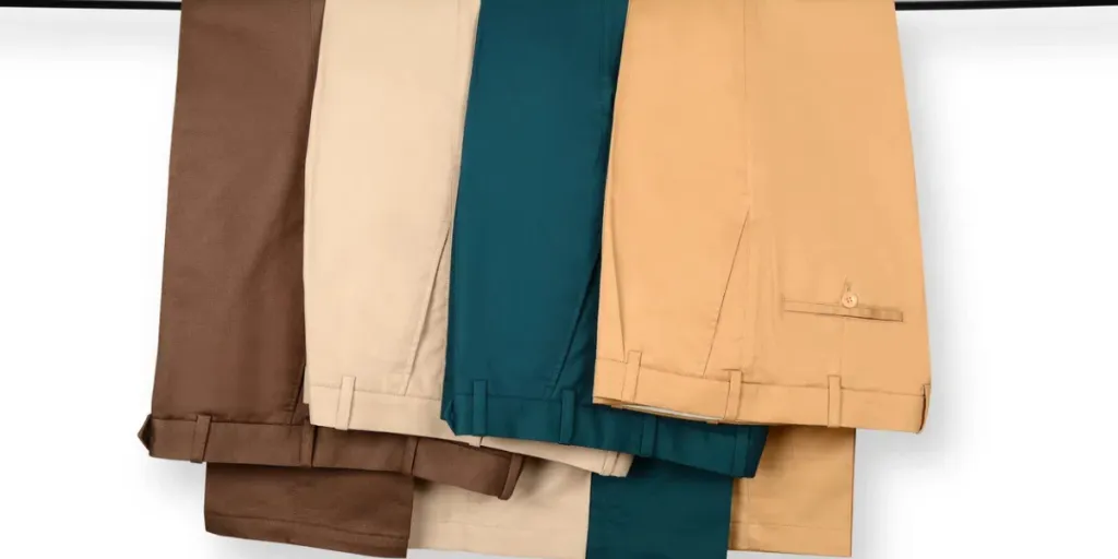 Différentes couleurs de pantalons suspendus