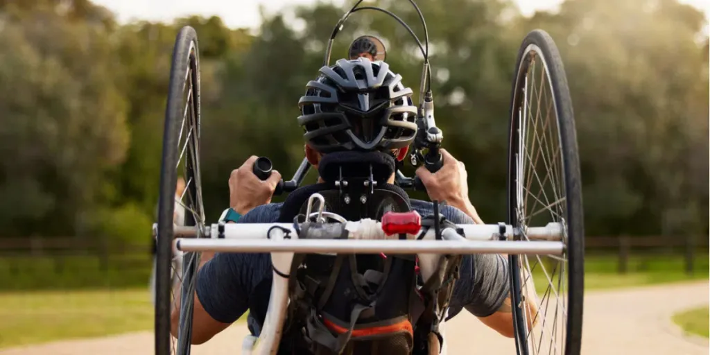 Discapacidad, bicicleta y persona parapléjica que practica ciclismo como ejercicio matutino