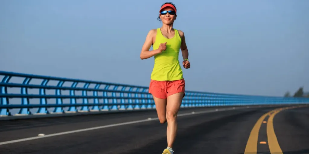 Une coureuse en forme court sur un pont en bord de mer