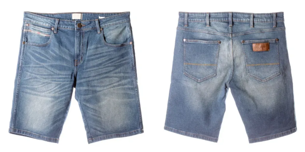 Voor- en achterkant van nieuwe heren blauwe denim shorts geïsoleerd op witte achtergrond