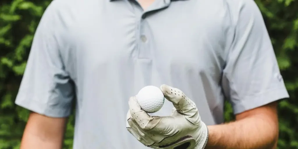 Bola de golfe na mão