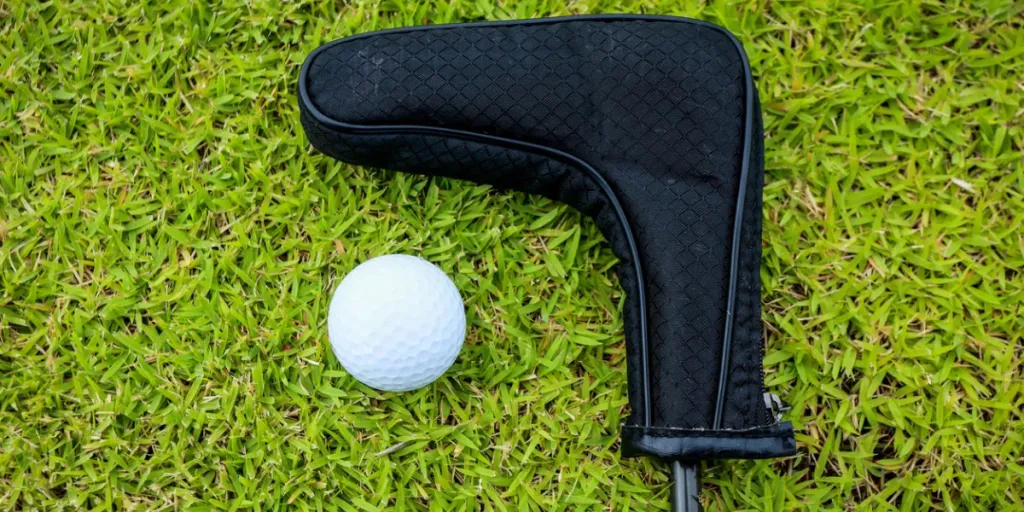 Balles de golf et clubs de golf sur l'herbe