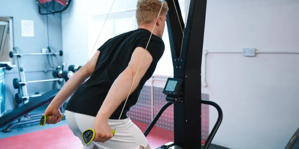 Atleta masculino bonito malhando na academia